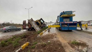 Elazığ'da taşıma aracının üstündeki dozer devrildi