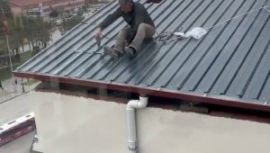 Elazığ'da yürekleri ağza getiren çatı yapımı