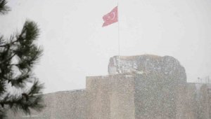 Tarihi Harput Mahallesi'nde kar etkisi artırdı, göz gözü görmedi