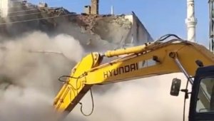 Tek dokunuş yetti: Elazığ'da ağır hasarlı bina yerle bir oldu