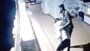Arkadaşı ile tartıştıktan sonra feribottan kendini suya attı