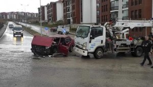 Elazığ'da elektrik arıza aracı ile otomobil çarpıştı: 4 yaralı