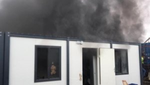 Elazığ'da işçilerin kaldığı konteynerler yandı