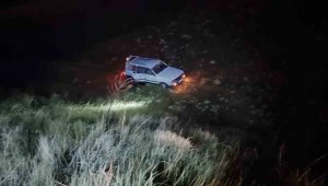 Elazığ'da otomobil şarampole uçtu: 2 yaralı