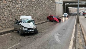 Elazığ'da otomobiller kafa kafaya çarpıştı: 4 yaralı