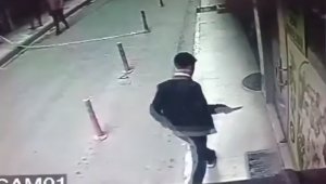 Elazığ'da bir şahıs tartıştığı kişiyi bıçaklayıp kaçtı: O anlar kamerada