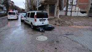 Önce seyir halindeki araca, ardından park halindeki hafif ticari araca çarptı