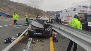 Otomobil bariyerlere ok gibi saplandı: 1 ölü, 1 yaralı