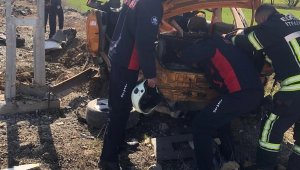 Elazığ'da otomobil aydınlatma direğine çarptı: 1 yaralı