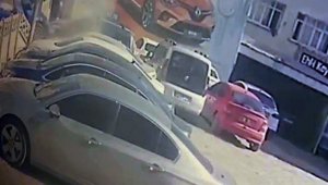Yayaları önüne alıp duvara çarpmıştı: Kaza anı güvenlik kameralarına yansıdı
