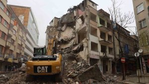 Elazığ'da ağır hasarlı yapıların yıkımı sürüyor
