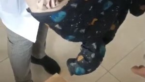 Elazığ'da dilencinin parayı sakladığı yer pes dedirtti, bebek montundan bin 200 lira çıktı