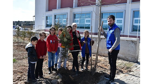 Elazığ'da öğrenciler fidanları toprak ile buluşturdu