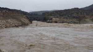 Elazığ'da sağanak yağış sonrası dereler coştu