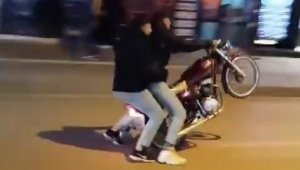 Elazığ'da tek teker üstünde giden motorcu tehlike saçtı