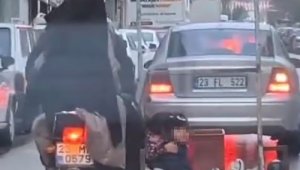 Küçük çocukların tehlikeli motosiklet yolculuğu kamerada