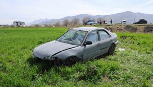 Otomobil tarlaya uçtu: 3 yaralı