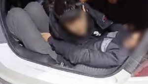Polisin durdurduğu aracın bagajından kaçak göçmen çıktı