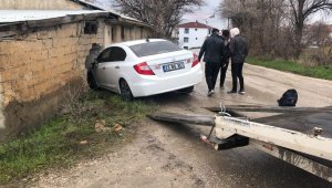 Sürücüsünün kontrolünden çıkan araç evin duvarına çarptı