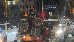 Arızalanan motoru, üstündeki sürücüyle başka bir motorla taşıdılar