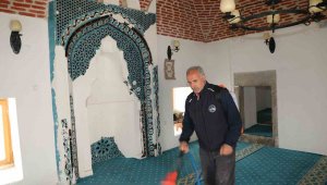 Elazığ'da camiler ve türbeler gül suyu ile yıkanıyor