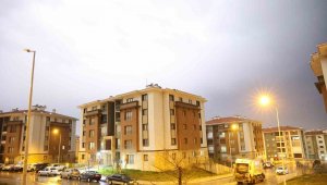 Elazığ'da şimşekler geceyi gündüze çevirdi