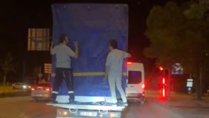 Elazığ'da tehlikeli yolculuk: Kamyonun arkasına tutunarak yolculuk ettiler