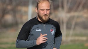 Elazığspor'da kaleci Hakan korkuttu