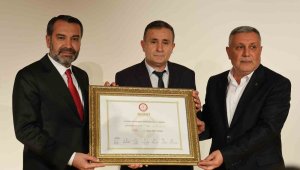 Sandıktan zaferle çıkan Elazığ Belediye Başkanı Şerifoğulları mazbatasını aldı