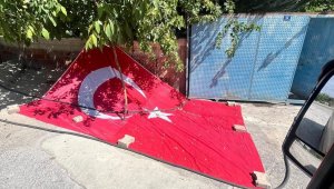 Bayrağı yere serip dutların düşmesini beklediler