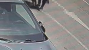 Elazığ'da motosikletin kadına çarpması güvenlik kameralarına yansıdı