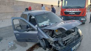 Elazığ'da otomobil duvara çarptı: 2 yaralı
