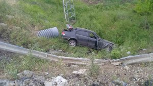 Elazığ'da otomobil şarampole uçtu: 2 yaralı