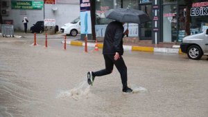Elazığ'da sağanak hayatı felç etti