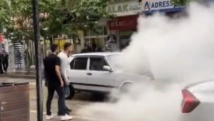 Elazığ'da seyir halindeki otomobil alev aldı