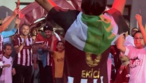 Elazığspor şampiyonluk kutlamalarında Filistin ve Doğu Türkistan'ı unutmadı