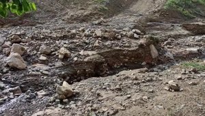Sağanak sonrası köy yolu çöktü