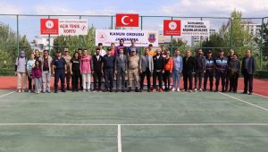 Tenis turnuvasında derece girenlere ödülleri verildi