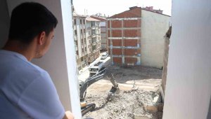 Yıkım çalışmasında ortaya çıktı, 35 yıldır iki bina tek duvarı kullanmış