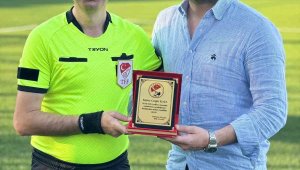 Elazığ futbolunda jübile yapan iki hakeme plaket takdimi