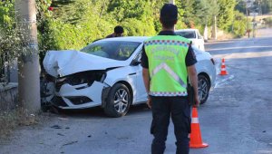 Elazığ'da otomobil beton direğe çarptı: 2 yaralı
