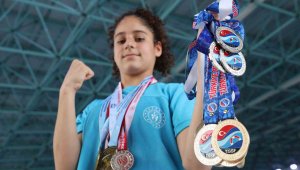 Yüzmede 130'u aşkın madalya aldılar, hedefleri dünya kupası