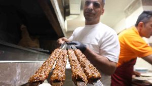 Dar gelirlinin dostu esnaf: Burada yemekler 4'te bir fiyatına