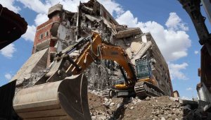 Elazığ'da ağır hasarlı yapıların yıkımları sürüyor