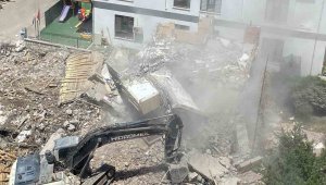 Elazığ'da hasarlı bina, 13 saatlik çalışmanın ardından ancak yıkılabildi