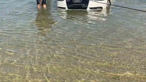 Elazığ'da park halindeki otomobil Keban Barajına uçtu