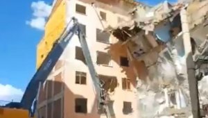 İş makinesinin tek darbesi, ağır hasarlı binayı yerle bir etti