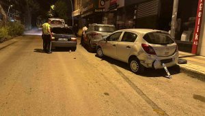 Kontrolden çıkan araç, park halindeki otomobillere çarptı