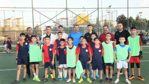 Çocuklar Başkan Şerifoğulları'nı "Büyük Başkan" sloganlarıyla karşıladı