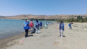 Elazığ'da gençler Hazar gölünde çevre temizliği yaptı